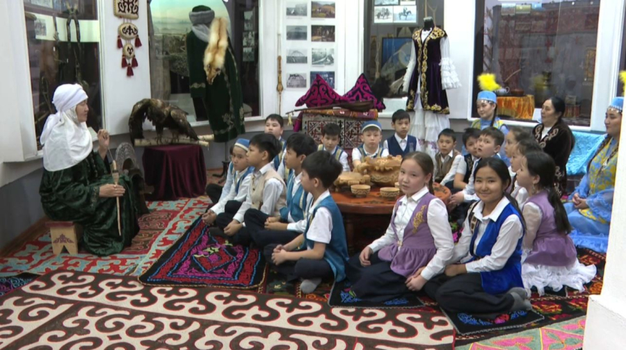 Искусству прядения обучают школьников в Усть-Каменогорске