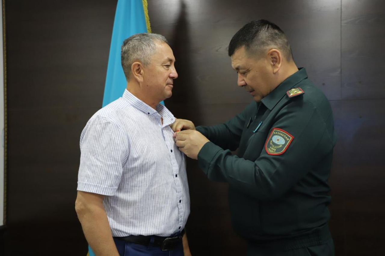 Житель Сатпаева награждён медалью за спасение детей