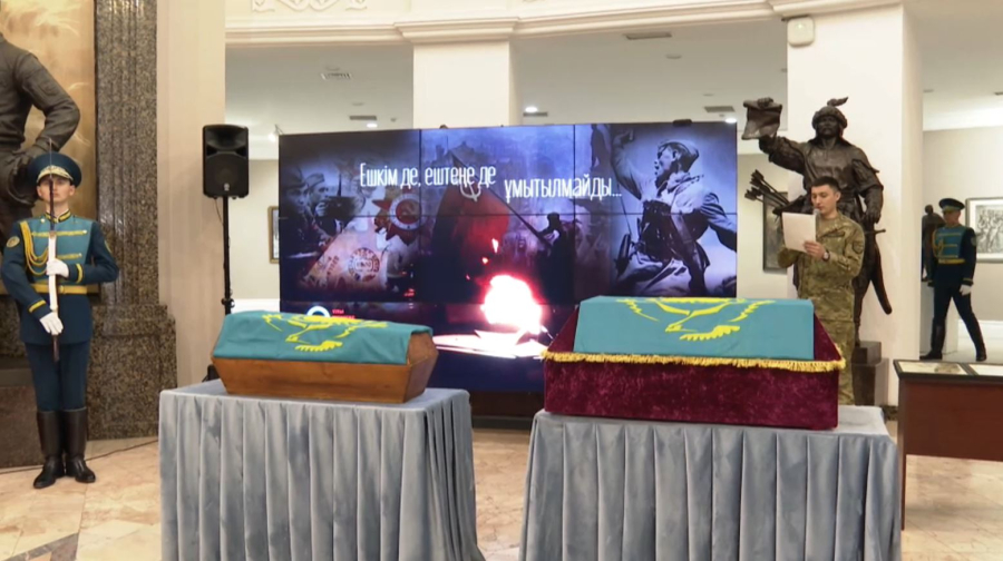 Останки двух казахстанских солдат Второй мировой войны доставили на родину