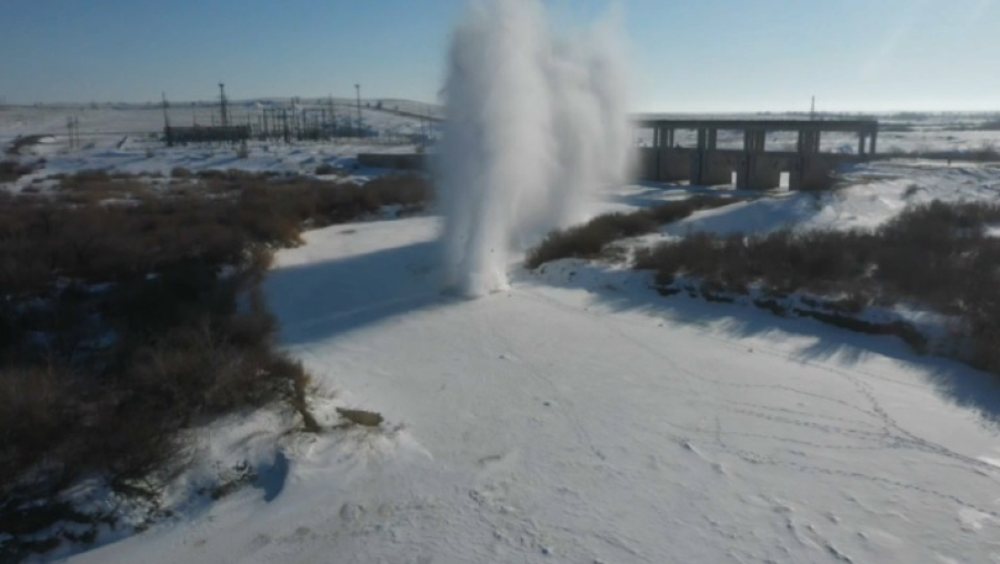 Лёд взрывают на реках в Карагандинской области
