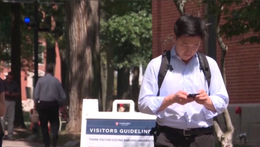 Суд приостановил запрет на выдачу виз иностранным студентам Гарварда