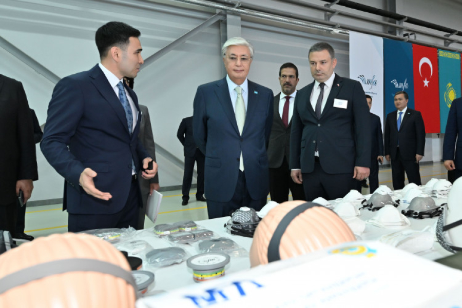 Президент посетил завод по производству респираторов и противогазов