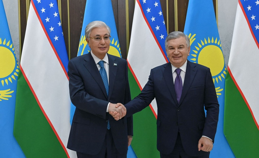 Токаев провел неформальную встречу с Мирзиёевым