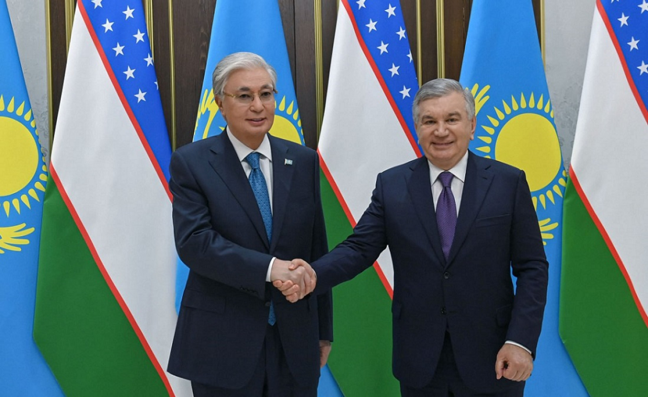 Токаев провел неформальную встречу с Мирзиёевым