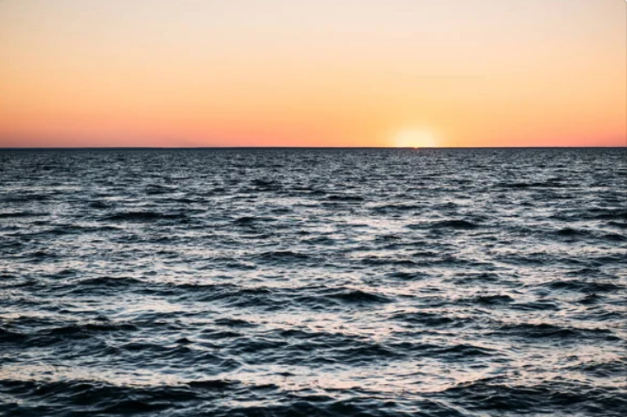 Судно с 3000 автомобилей затонуло в Тихом океане