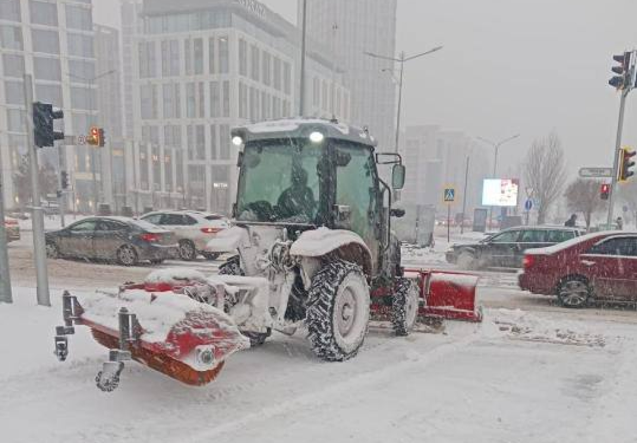 Астану накрыл обильный снегопад