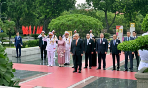 Мемлекет басшысы Вьетнамда Ұлт қаһармандары монументіне гүл шоғын қойды