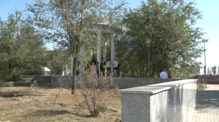 Оралда еріктілер орталық алаңды тазалады