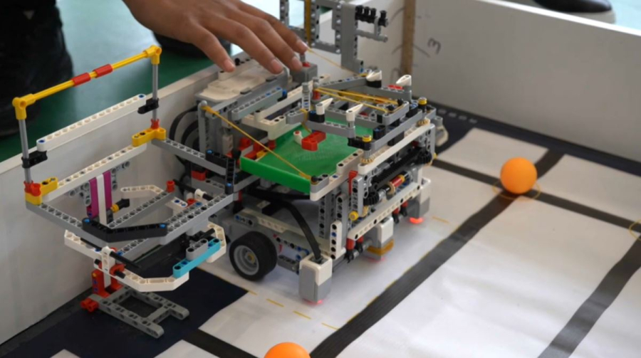 Семейлік оқушылар 50 робот жасап шығарды