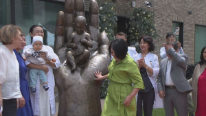 Скульптура «Аңсаған сәби» появилась в Алматы