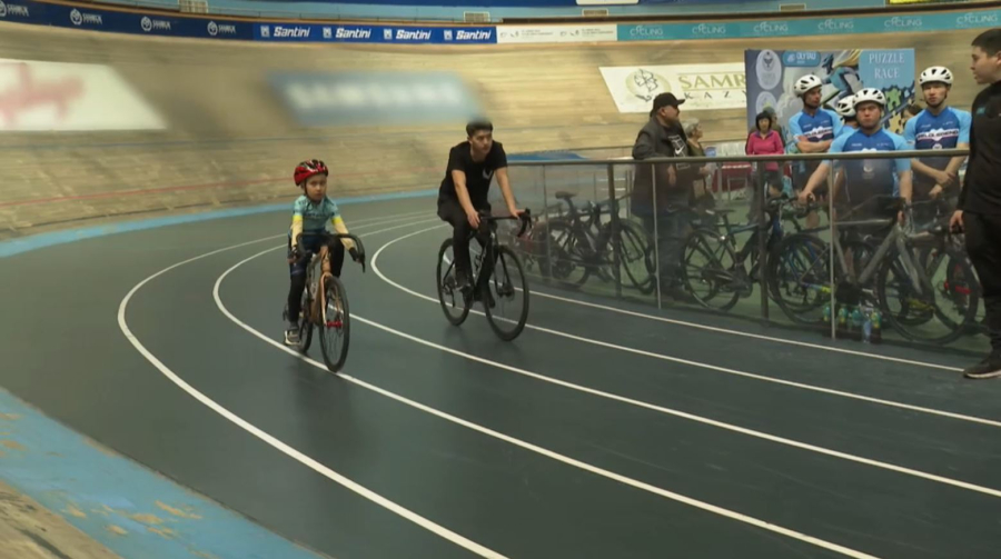 Велосипед тізгіндеген ерекше балалар жарыс жолына шықты