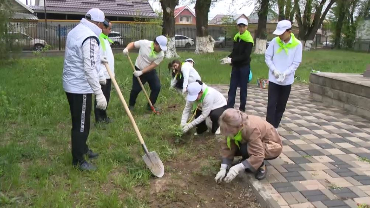 Акцию «Таза бейсенбі» провели у памятника ветеранам в Алматы