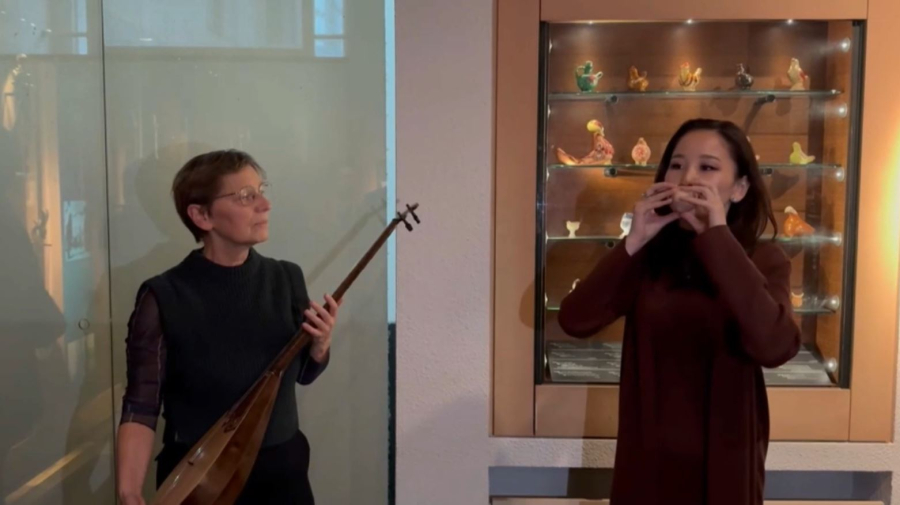 Домбыра мен сазсырнай Бельгиядағы мұражайдың төріне қойылды