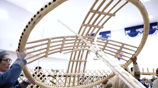 Астанада киіз үй тігуден шеберлік сабағы өтті