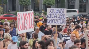 Шахтёры в Грузии требуют повышения зарплат перед зданием парламента