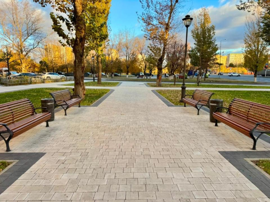В Астане ко Дню Республики открыли новый сквер