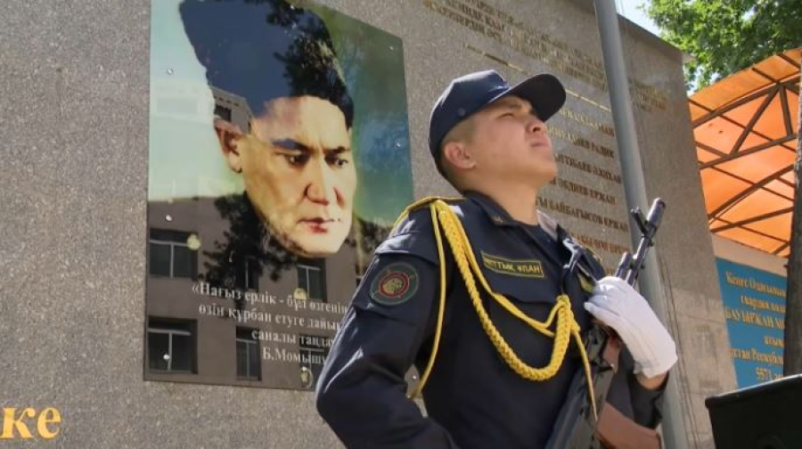 Монумент-обелиск Бауыржану Момышулы открыли в Алматы