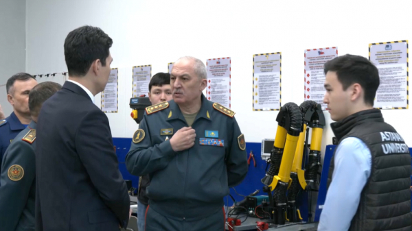 Қорғаныс министрі елордалық студенттердің әзірлемелерін жоғары бағалады