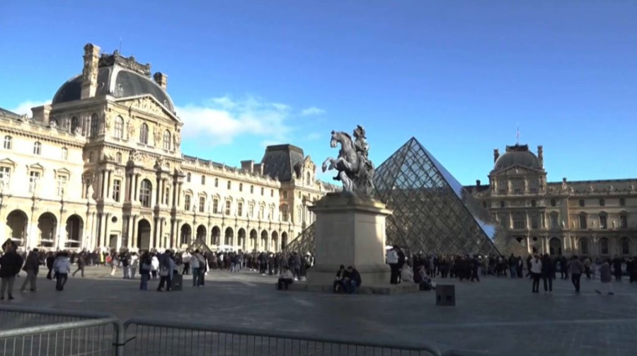 Директор Лувра ушла в отставку