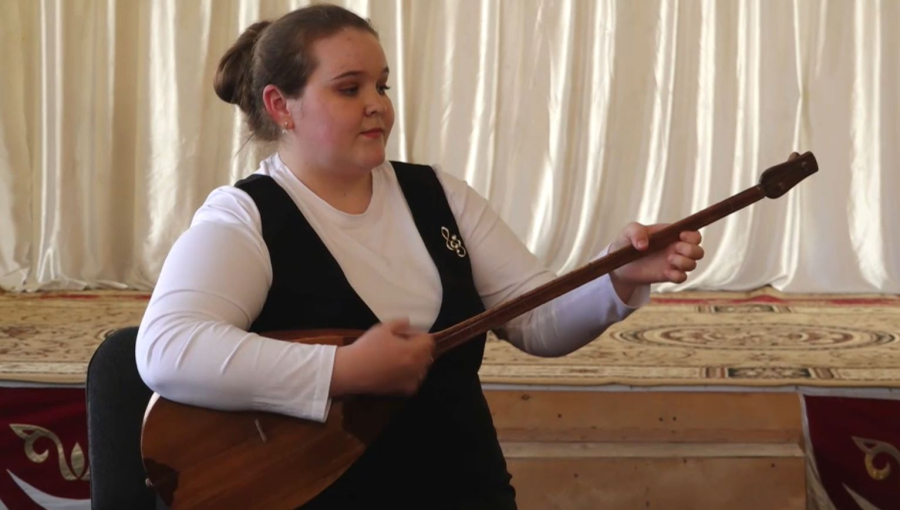 БҚО-ның Перемётный ауылында орыс ұстаз қазақтың домбыра өнерін насихаттап жүр