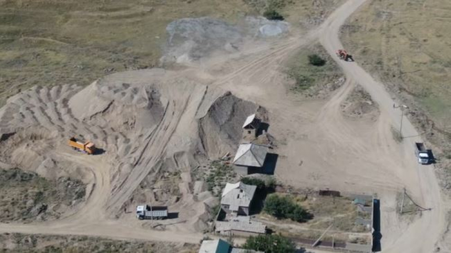 Незаконный карьер обнаружили вдоль русла реки Бадам в Шымкенте