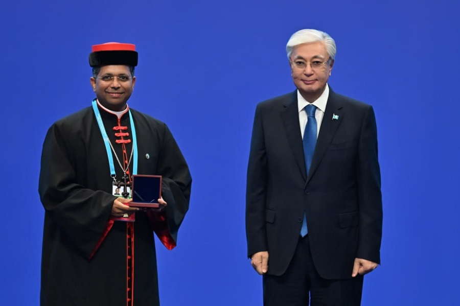 Президент Казахстана вручил госнаграды участникам форума в Астане