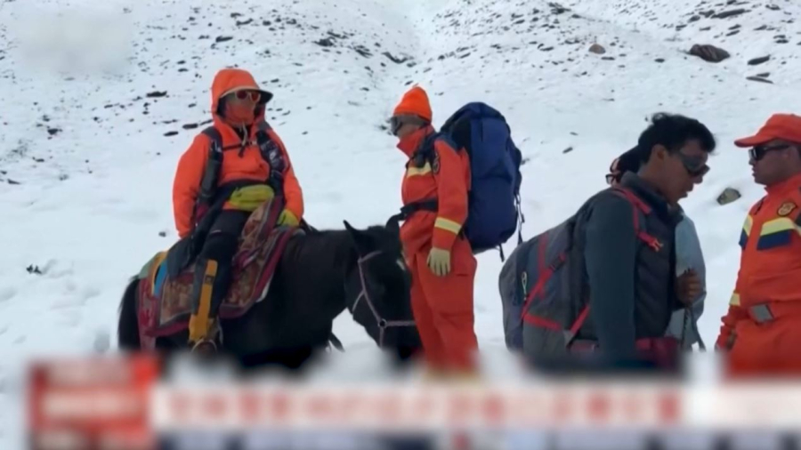 Эверестте қалып қойған туристер құтқарылды