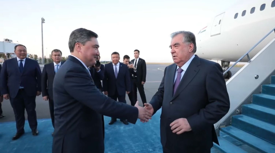Олжас Бектенов встретил президента Таджикистана