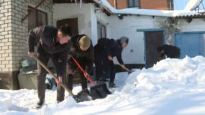 Дворы пенсионеров очистили от снега в Талдыкоргане