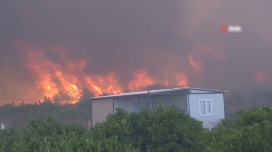 Аэропорт Измира приостановил работу из-за пожаров