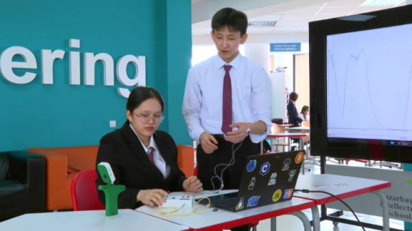 Школьники создали тренажер для реабилитации после инсульта