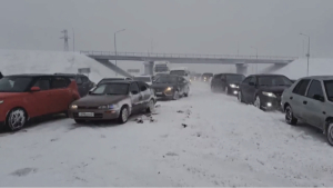 Сотни автомобилей застряли на трассах Карагандинской области