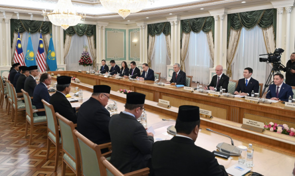 Президент провел переговоры с Анваром Ибрагимом в расширенном составе