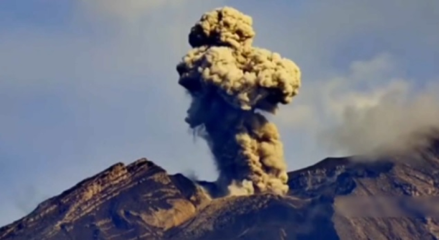 Сразу 6 извержений вулкана произошло на Яве за сутки