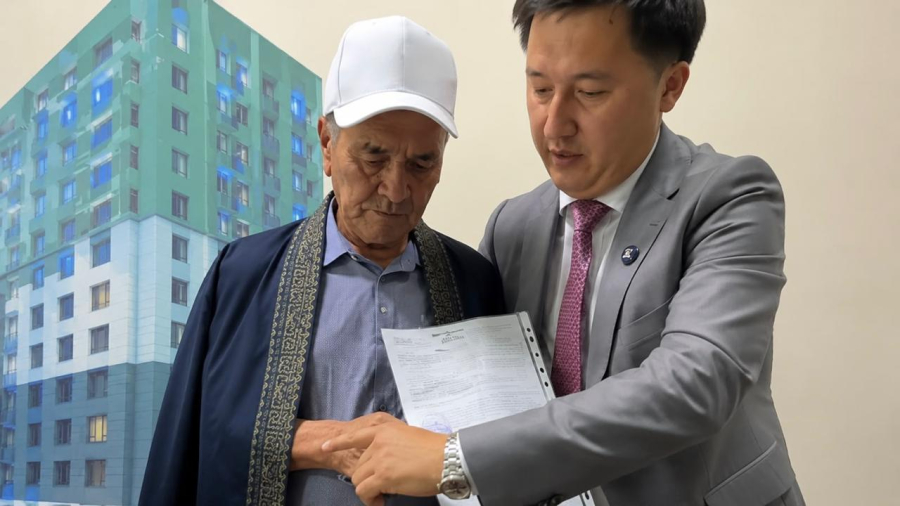 100 жылқы ісі бойынша ақталған қарияға баспана сыйға берілді