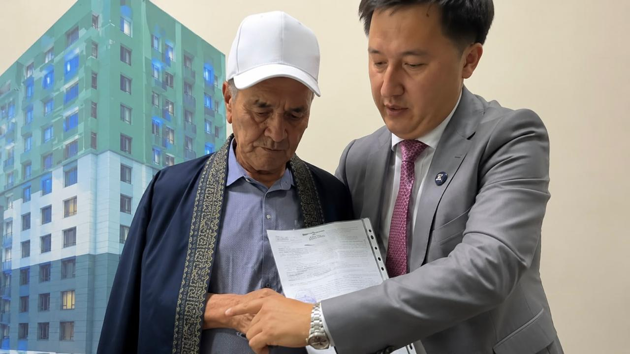 100 жылқы ісі бойынша ақталған қарияға баспана сыйға берілді