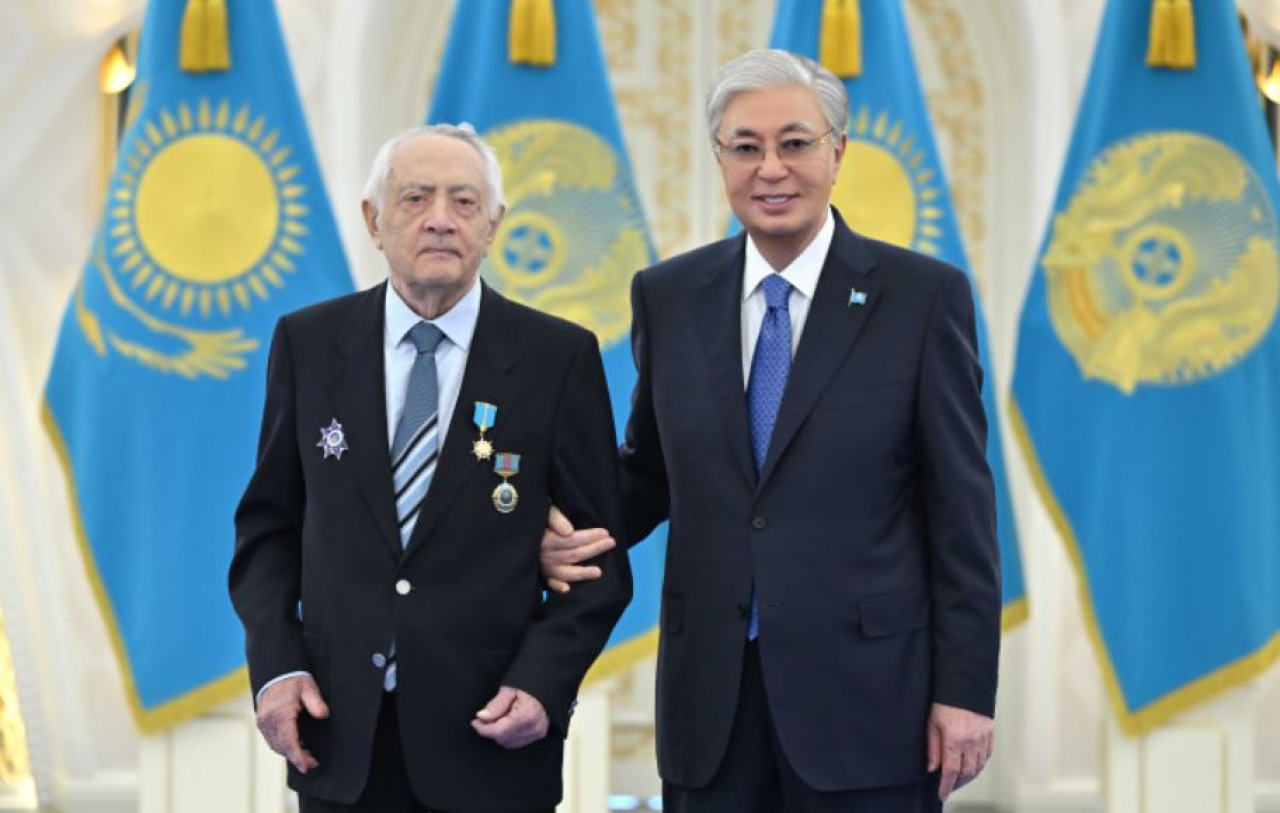 Қ. Тоқаев Е. Ильинскийге «Қазақстанның Еңбек Ері» атағын тапсырды