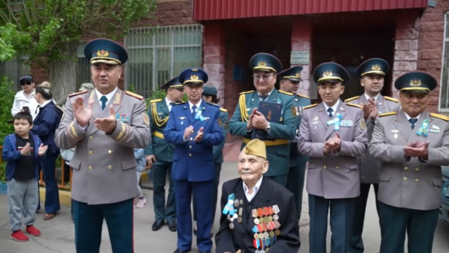 Единственного в столице фронтовика чествовали военнослужащие