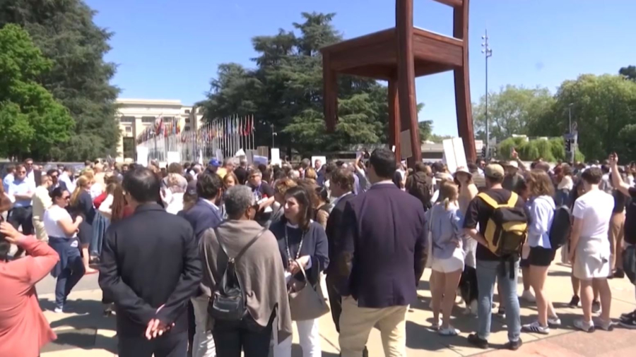 Сотрудники ООН в Женеве вышли на протест из-за политики  Трампа