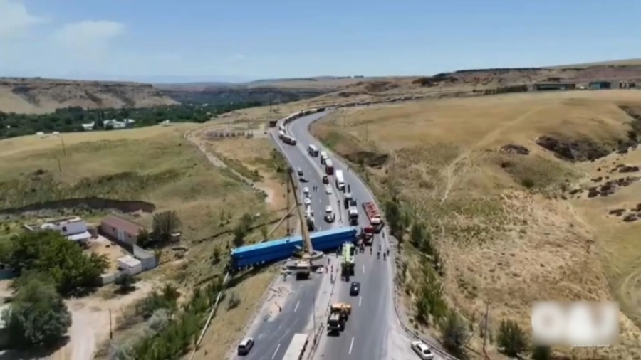 Восстановительные работы идут на трассе «Тараз-Шымкент» после ДТП с фурой