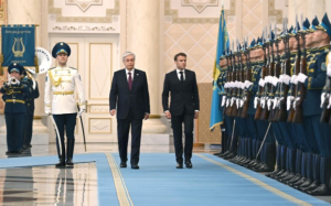 Президенты Казахстана и Франции провели переговоры в узком формате