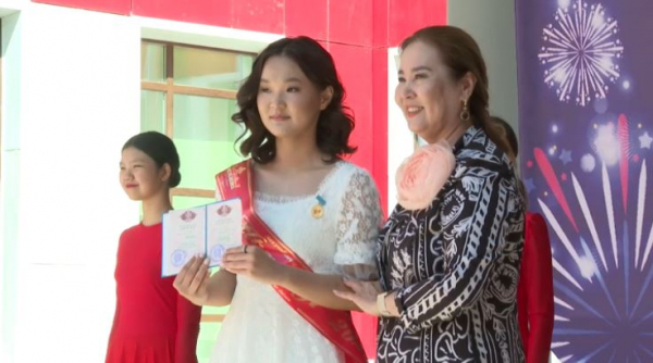 Столичные школьники получили аттестаты