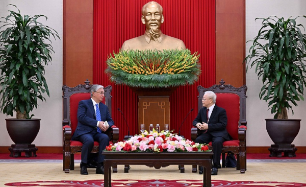 Токаев побеседовал с Генсеком ЦК Компартии Вьетнама