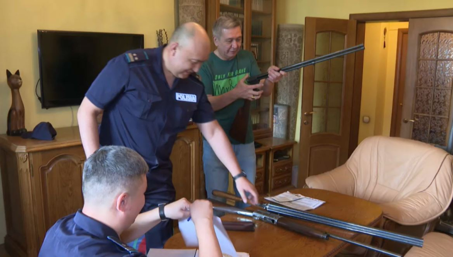 Алматының тәртіп сақшылары қару-жарақ ұстайтын тұрғындарды тексеріп жатыр