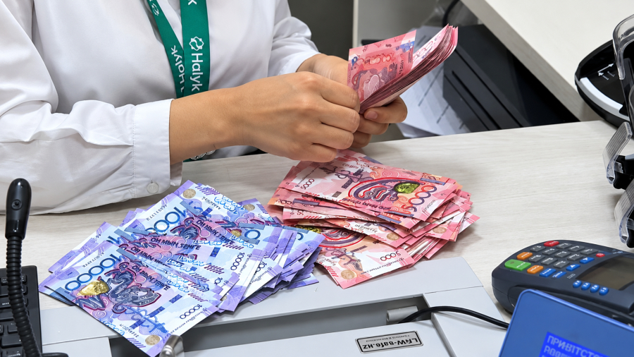 Казахстанцы стали реже брать ипотеку и автокредиты