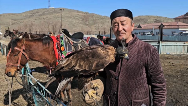 Аул беркутчи в ВКО привлекает туристов со всего мира