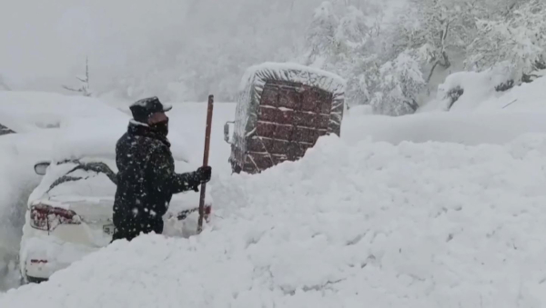 Қытайда қар көшкіні 45 көлікті басып қалды