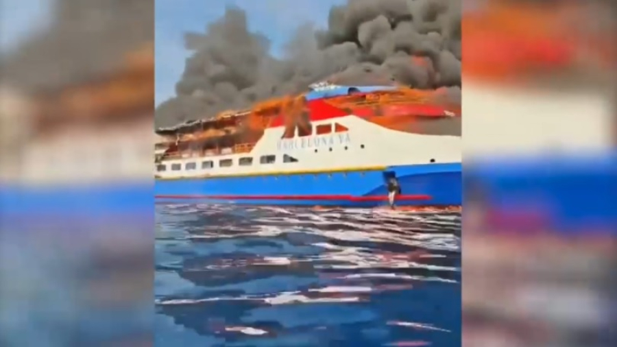 Мощный пожар охватил паром с 280 людьми на борту