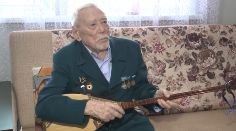 Ветеран войны из Костаная продолжает играть на домбре