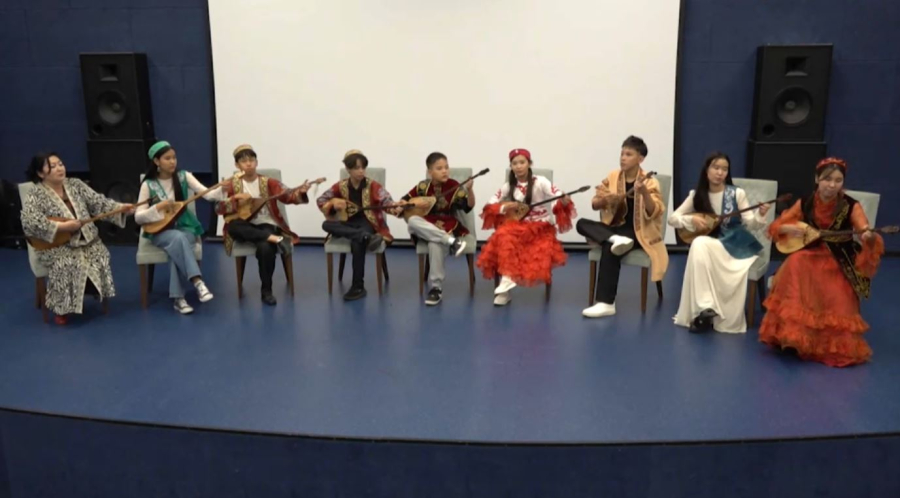 На ВДНХ детей обучают игре на домбре и казахскому языку